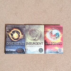 Divergent Book Set / Trio Box Set / Young Adult Dystopian Fiction Futuristic